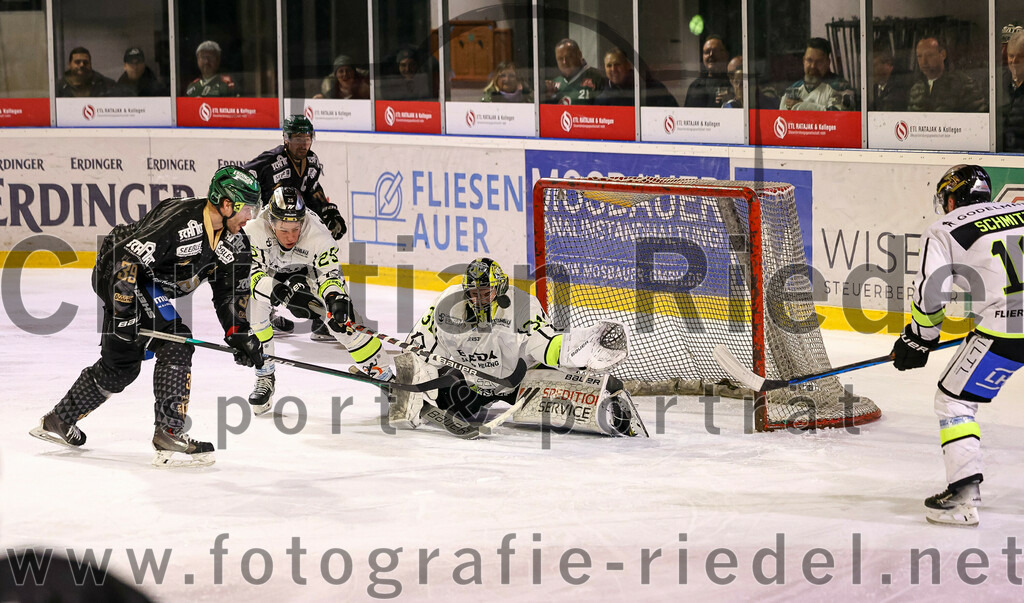 2024-02-16_088_TSV_Erding_gegen_ERSC_Amberg | Erding, Deutschland, 16.02.2024:
Eishockey, Bayernliga Playoffs 2023 / 2024, 1. Spieltag, TSV Erding gegen ERSC Amberg, Endergebnis: 1:2

Thomas Plihal (Erding Gladiators, #39), Torwart Florian Hüttner (ERSC Amberg, #29), Torwart Timon Bätge (ERSC Amberg, #31)

Foto: Christian Riedel / fotografie-riedel.net