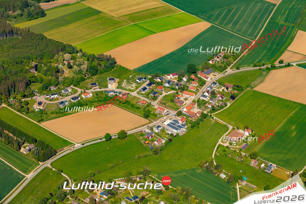 Das Luftbild zeigt : Holzhausen Gablingen - Die Luftaufnahme wurde 2024 vom UL-Flugzeug aus erstellt ( keine Drohne ) - Hochauflösende Luftaufnahme - Für grossformatige Ausdrucke geeignet. Die Geschenkidee !Mit Lizenz und Bildrechte bestellbar