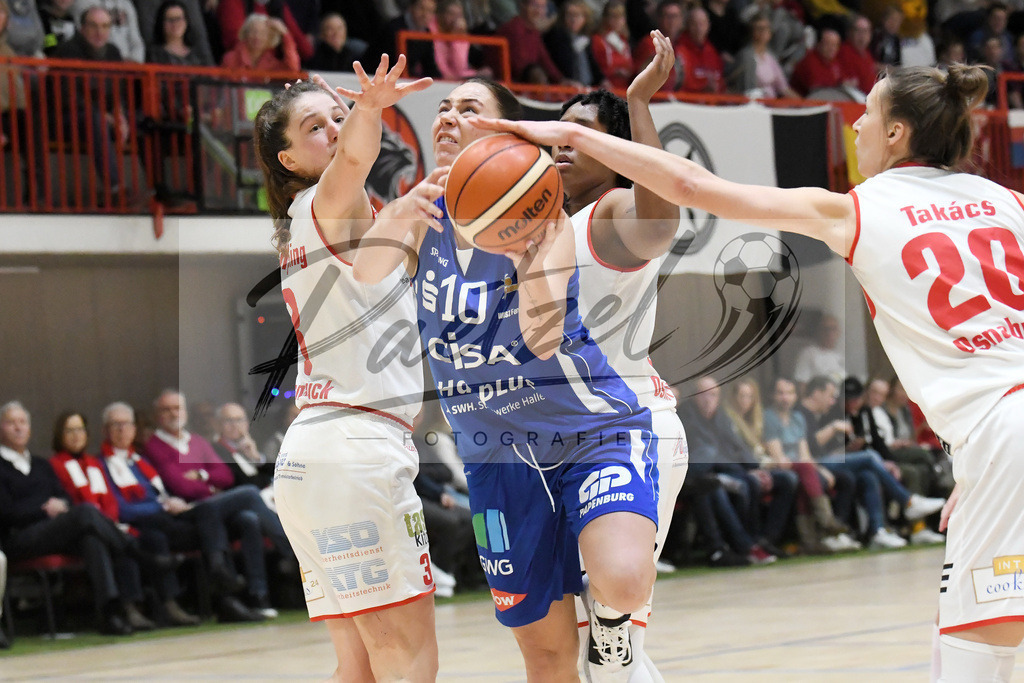 20200126_PANHAL_0101 | Basketball, Frauen: Rowie Jongeling (GiroLive-Panthers Osnabrück), Barbora Kasparkova (GISA LIONS SV Halle) und Kata Takacs (GiroLive-Panthers Osnabrück) im Zweikampf beim Spiel der Toyota DBBL zwischen GiroLive-Panthers Osnabrück vs. GISA LIONS SV Halle am 26.01.2020 im Panthers Dome in Osnabrück, Deutschland.(Foto von Nico Paetzel) - Realisiert mit Pictrs.com