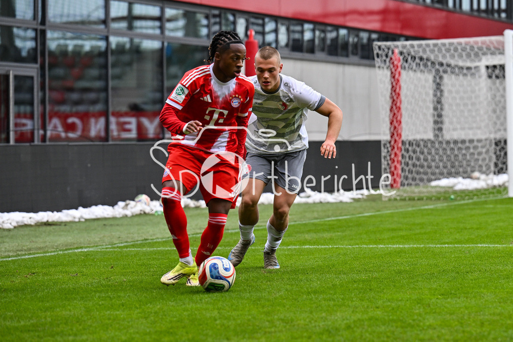 FC Bayern München - Berliner Athletik Klub | MUNICH, GERMANY - 21. FEBRUARY: im Duell Wisdom MIKE (FC Bayern München U19 11) und Jonas VÖLKER (Berliner AK U19 17) während dem Spiel zwischen der U19 des FC Bayern München und der U19 des Berliner Athletik Klubs am 3. Spieltag der DFB-U19 Nachwuchsliga am FC Bayern Campus