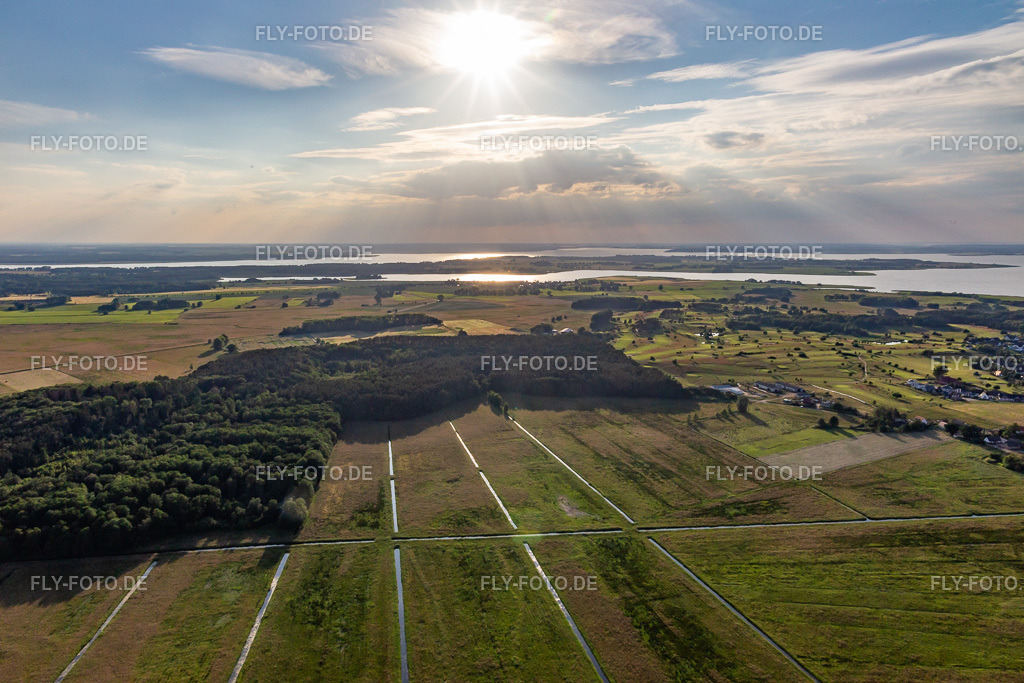 Entwässerungsgräben des Mellenthiner OS - rechts Golfplatz des Golfclub Balmer See - Insel Usedom e.V. http://www.golfhotel-usedom.de/ | Luftbild: Entwässerungsgräben des Mellenthiner OS - rechts Golfplatz des Golfclub Balmer See - Insel Usedom e.V. http://www.golfhotel-usedom.de/ im Ortsteil Balm in Benz im Bundesland Mecklenburg-Vorpommern in Deutschland. Foto: IMG_141590.jpg vom 06.06.2024 durch ©2025 Werner Riehm fly-foto.de/copyright - Realisiert mit Pictrs.com