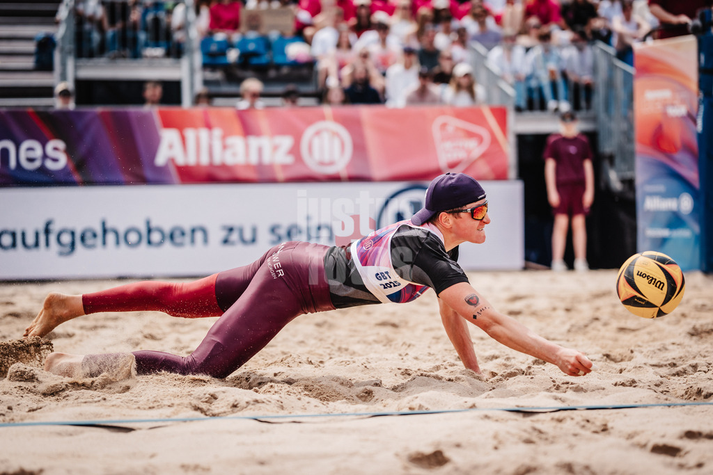 Beachvolleyball | Männer | Allianz German Beach Tour 2025 | Tourstop Hamburg | 31.05.2025 | Melanie Gernert springt zum Ball