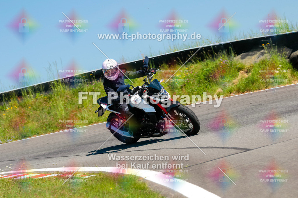 Moto-TeamOBK-22447 | Hier findet Ihr Bilder von Touristenfahrten auf der Nürburgring Nordschleife oder von anderen Veranstaltungen die ich besucht habe. Viel Spass beim Durch Schauen 
