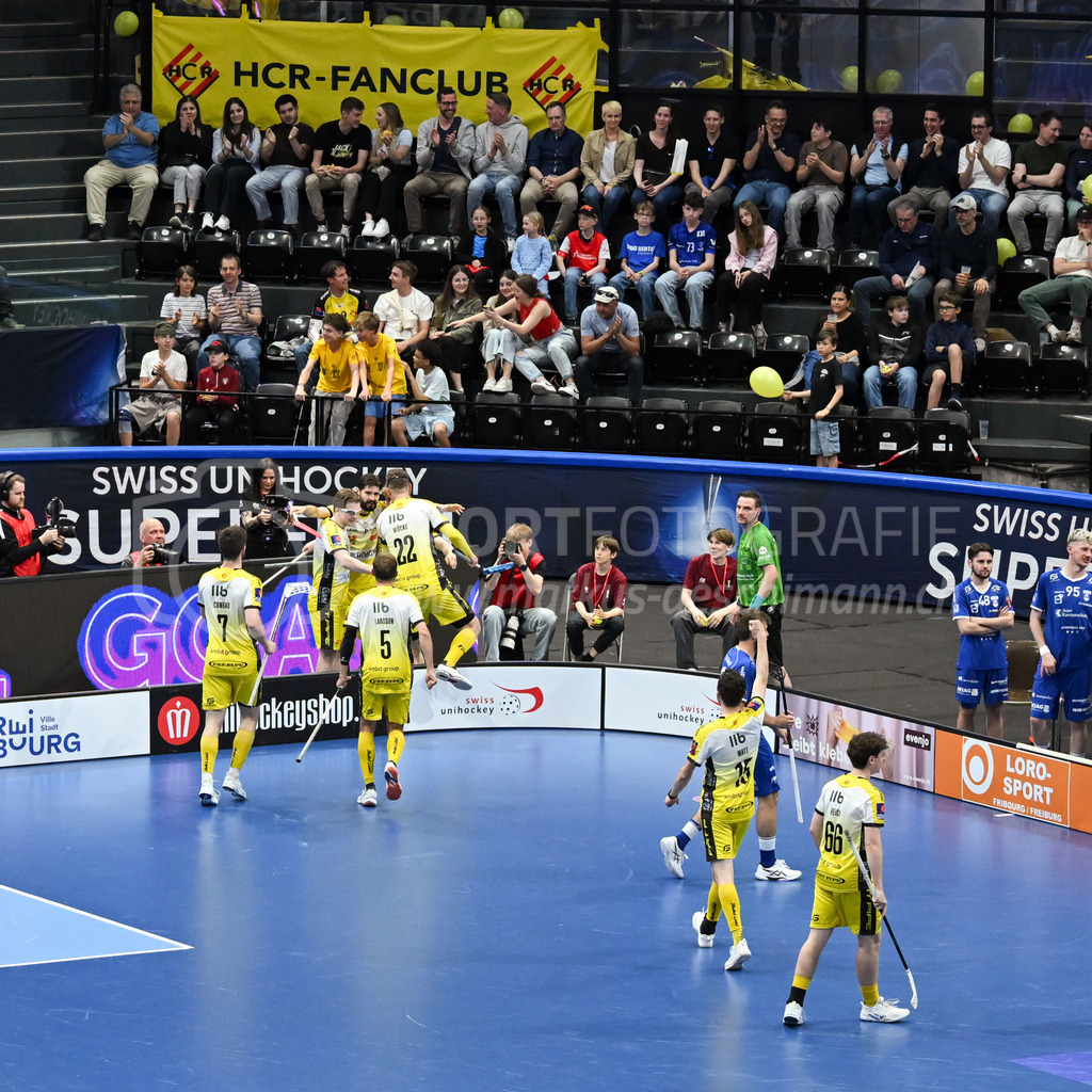 Zug United - HC Rychenberg - 25. April 2026 | Julian Egli (#10 HC Rychenberg Winterthur) erzielt das 0:2 unf jubelt mit seinen Kollegen und der HCR-Fankurve am L-UPL Superfinal-Spiel zwischen Zug United und HC Rychenberg am 25. April 2026 in der BCF Arena, Fribourg, Schweiz.Bild: Sportfotografie Markus Aeschimann | www.markus-aeschimann.ch - Realisiert mit Pictrs.com