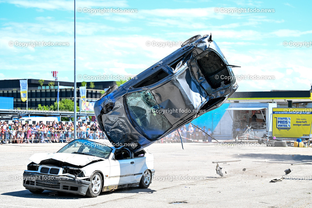 Linz_ Autostunt_ Monstertruck_ Show_ 20.05.2024-26 | 20.05.2024, Linz, AUT, Stuntshow, im Bild Linz, Autostunt, Monstertruck, Show, Schrottauto, Stuntman, Motor, Artistik, Ueberschlag, Feuershow, Zuschauer
