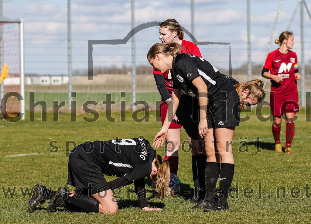 2024-02-25_065_FC_Schwaig_gegen_TSV_Eching | Oberding, Deutschland, 25.02.2024:
Fußball, Bezirksliga 2023 / 2024, Testspiel, FC Schwaig gegen TSV Eching, Endergebnis: 0:5

Anna Zieglmeier (TSV Eching, #9), Sonja Ermair (TSV Eching, #25)

Foto: Christian Riedel / fotografie-riedel.net