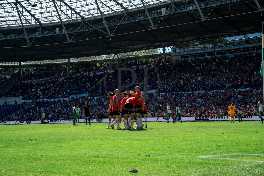 Hannover 96 vs SpVgg Fürth – 2. Bundesliga – 11.05.2025 | Szene aus dem 2. Bundesliga-Spiel des 33. Spieltags zwischen Hannover 96 und der SpVgg Früth am 11 Mai 2025 in der Heinz von Heiden Arena in Hannover. Endstand: 1:1. Fotografiert von Philipp Heist. - Realisiert mit Pictrs.com