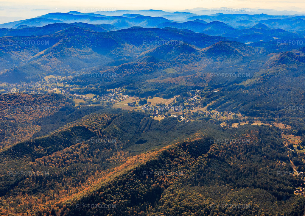 Aerial view: View of the Wasgau region from the south in Obersteinbach in the state Bas-Rhin, France. – Photo: IMG_095120.jpg taken on 10/16/2016 by Werner Riehm/FLY-FOTO.com – Resolution of the original: 5145 x 3648 px