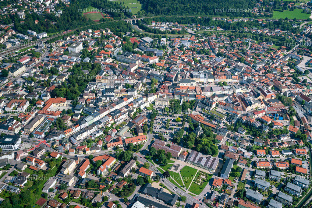luftbild-traunstein-stadt-bruno-kapeller-16 | Luftaufnahme der Traunsteiner Innenstadt mit Stadtplatz, historischen Häusern, Parkanlage und Bahnviadukt im sommerlichen Licht. Aufgenommen am 8. August 2025. - Realisiert mit Pictrs.com