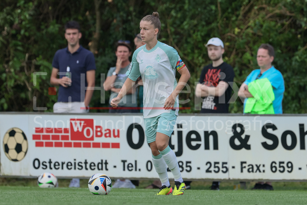 Fussball, Testspiel Frauen, Hamburger SV - SV Werder Bremen | v.li.: Michelle Ulbrich (SV Werder Bremen, 5) am Ball, Freisteller, Einzelbild, Ganzkörper, Aktion, Action, Spielszene