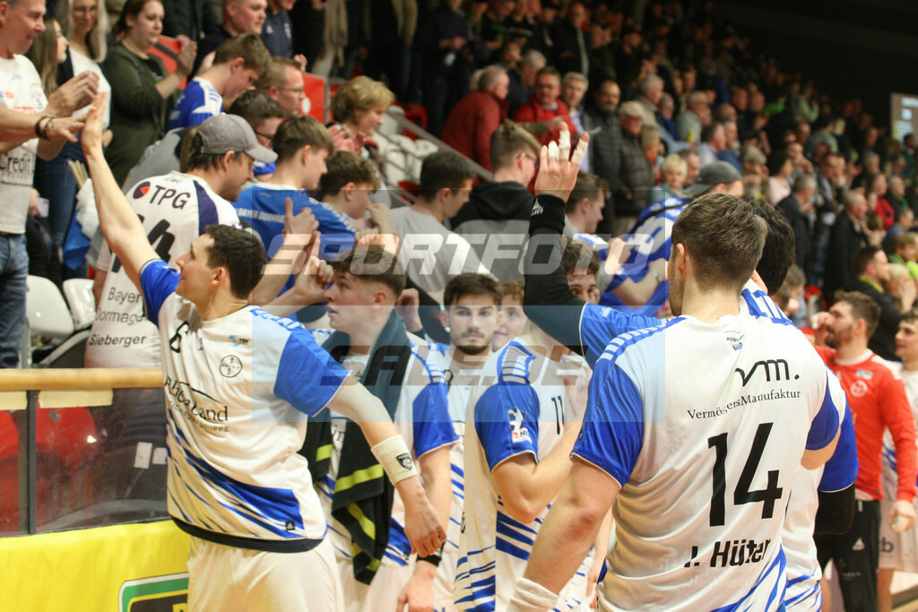 Eintracht Hagen - Dormagen | Dormagens Spieler bei den Fans - © Sportfoto-Sale (MK) - Realisiert mit Pictrs.com