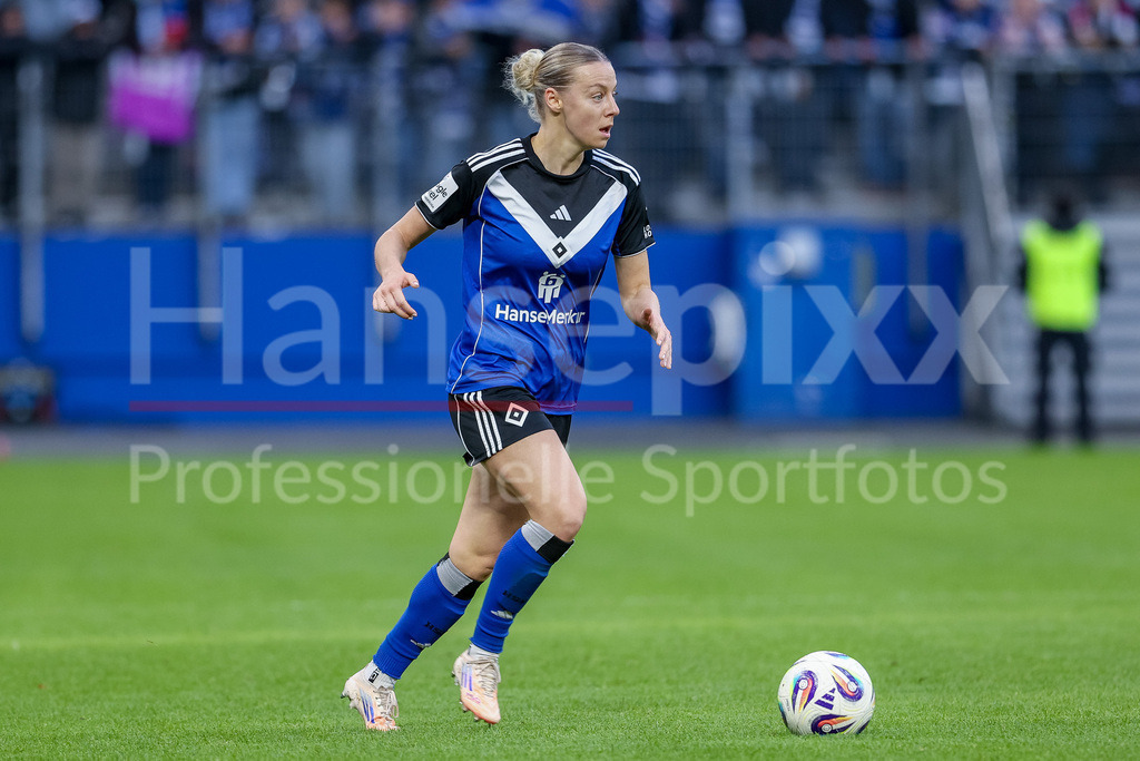 Fussball, Google Pixel Frauen-Bundesliga, Hamburger SV - Eintracht Frankfurt | Sophie Hillebrand (Hamburger SV, 22) am Ball, Freisteller, Einzelbild, Ganzkörper, Aktion, Action, Spielszene, DIE DFB-RICHTLINIEN UNTERSAGEN JEGLICHE NUTZUNG VON FOTOS ALS SEQUENZBILDER UND/ODER VIDEOÄHNLICHE FOTOSTRECKEN. DFB REGULATIONS PROHIBIT ANY USE OF PHOTOGRAPHS AS IMAGE SEQUENCES AND/OR QUASI-VIDEO.