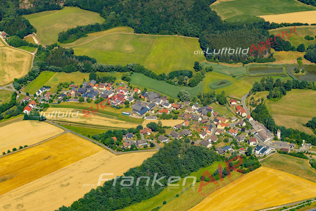 Aktuelles Luftbild von Schönsreuth Lichtenfels - Die Luftaufnahme wurde 2022 mittels UL-Flugzeug erstellt ( keine Drohne ) - hochauflösende Kamera-Systeme von  Canon -Beste Qualität - Für grossformatige Ausdrucke geeignet. Die Geschenkidee !