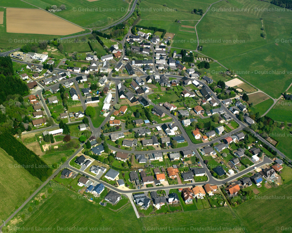 2610070 | RABENSCHEID 09.06.2006 Landwirtschaftliche Nutzflächen und Feldgrenzen  umsäumen das Siedlungsgebiet des Dorfes in Rabenscheid im Bundesland Hessen, Deutschland // Agricultural land and field boundaries surround the settlement area of the village  in Rabenscheid in the state Hesse, Germany Foto: Gerhard Launer