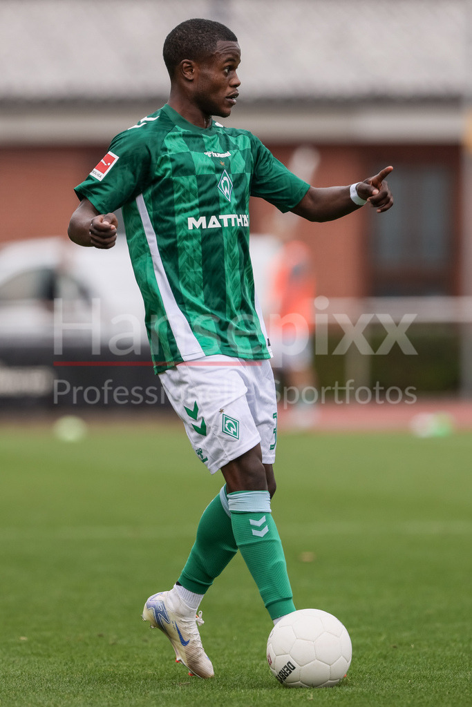 Fussball, Regionalliga Nord, SV Werder Bremen II - SV Todesfelde | v.li: Abdenego Nankishi (SV Werder Bremen II, 33) am Ball, Freisteller, Einzelbild, Ganzkörper, Aktion, Action, Spielszene, gibt Anweisungen, gestikuliert, mit den Armen gestikulieren