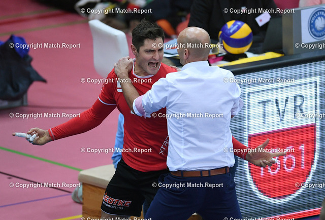 ulm | Volleyball 1. Bundesliga  Saison 2018/2019TV Rottenburg - Volleyball Bisons Buehl    15.12.2018JUBEL TV Rottenburg; Idner Faustino Lima Martins (li) und Trainer Hans Peter Mueller - Angstenberger (re)FOTO: ULMER PressebildagenturxxNOxMODELxRELEASExxDie Abklaerung von Persoenlichkeitsrechten abgebildeter Personen obliegt dem Nutzer bzw. Auftraggeber.