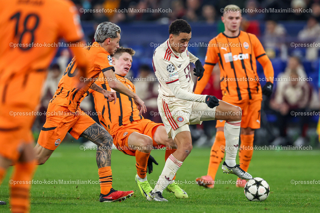UCL10122401038 | 10.12.2024, Fußball, UEFA Champions League, Schachtar Donezk - FC Bayern München, Arena AufSchalke Gelsenkirchen, 8. Spieltag Saison 2024 2025: Jamal Musiala (Bayern #42) im Zweikampf gegen Marlon Gomes (Schachtar Donezk #30)DFB regulations prohibit any use of photographs as image sequences and or quasi-video.