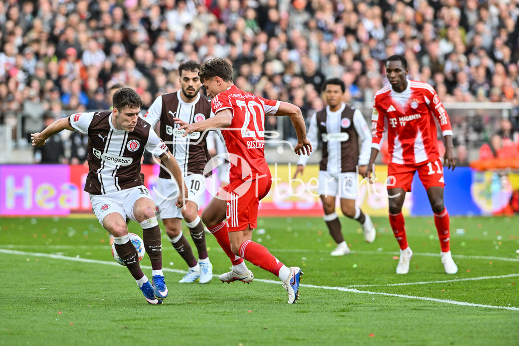 FC St. Pauli - FC Bayern München | ST. PAULI, DEUTSCHLAND - 11. APRIL: im Duell Arkadiuzsz PYRKA (FC St. Pauli 11) und TOM BISCHOF (FC Bayern Munich 20) während dem Bundesligamatch zwischen dem FC St. Pauli und dem FC Bayern München am 29. Spieltag im Millerntor Stadion / DFL REGULATIONS PROHIBIT ANY USE OF PHOTOGRAPHS AS IMAGE SEQUENCES AND/OR QUASI-VIDEO