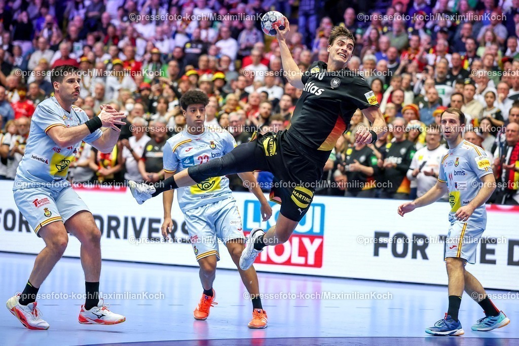 EHF19012602070 | 19.01.2026, Handball, Men's EHF EURO 2026, Deutschland - Spanien, Jyske Bank Boxen in Herning, Dänemark, Preliminary Round:  Julian Köster (Germany #18) wirft auf das Tor 