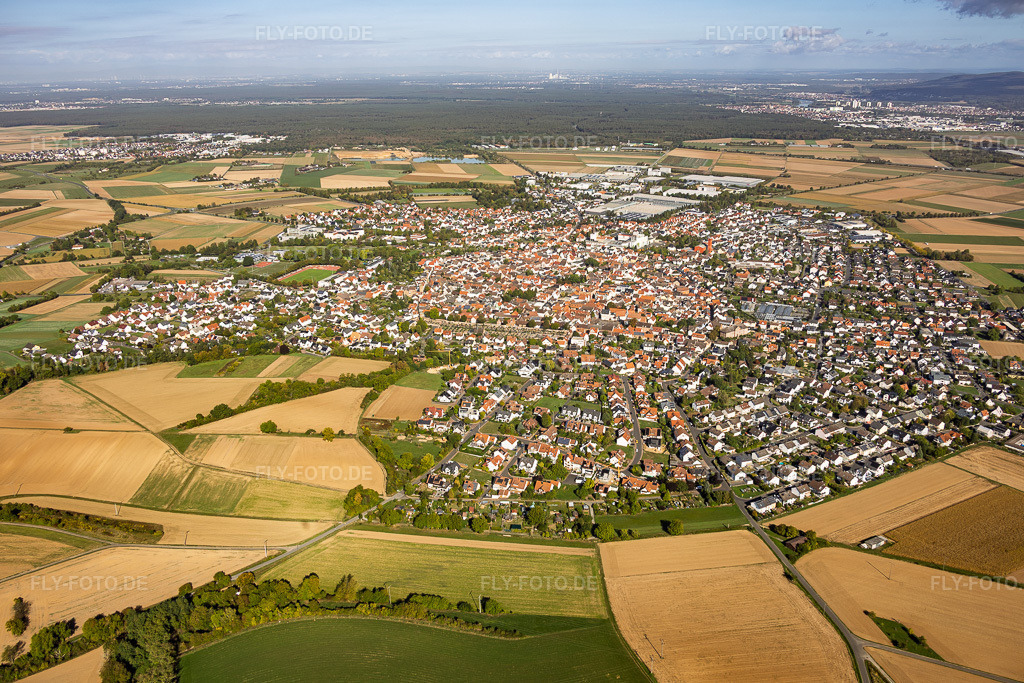 Luftbild: Ortsansicht aus Süden in Großostheim im Bundesland Bayern in Deutschland. – Foto: IMG_159159.jpg vom 22.09.2026 durch Werner Riehm/FLY-FOTO.de – Auflösung des Originals: 5888 x 3925 px