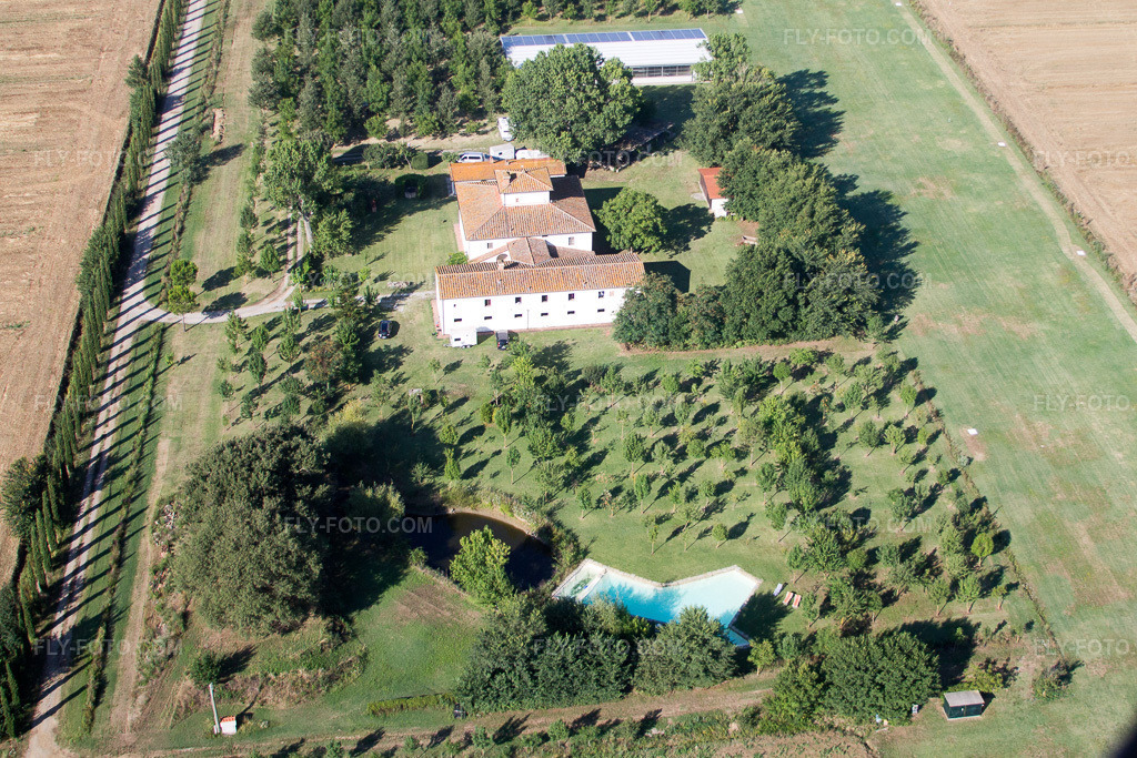Aerial view: View of the town in Castroncello in the state Tuscany, Italy. – Photo: IMG_43838.jpg taken on 07/29/2011 by Werner Riehm/FLY-FOTO.com – Resolution of the original: 3594 x 2396 px