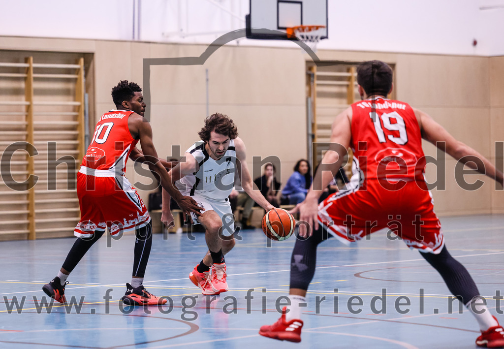 2022-12-03_117_TSV_Vaterstetten_gegen_TG_Landshut | Vaterstetten, Deutschland, 03.12.2022:
Basketball, Bayernliga Herren Südost 2022 / 2023, 7. Spieltag, TSV Vaterstetten gegen TG Landshut, Endergebnis: 71:78

 (TG Landshut, #10), Luca Maurice Kohll (TSV Vaterstetten, #7),  (TG Landshut, #19)

Foto: Christian Riedel / fotografie-riedel.net