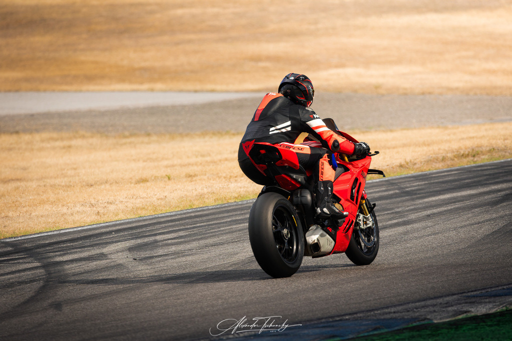 Ducati Trackday Hockenheimring 2026 | Entdecken Sie die faszinierende Welt von Alexander Tschuncky Arts: Kreative Fotografie, atemberaubende Automobilkunst und hochwertiger Bilderdruck. Lassen Sie sich inspirieren! - Realisiert mit Pictrs.com
