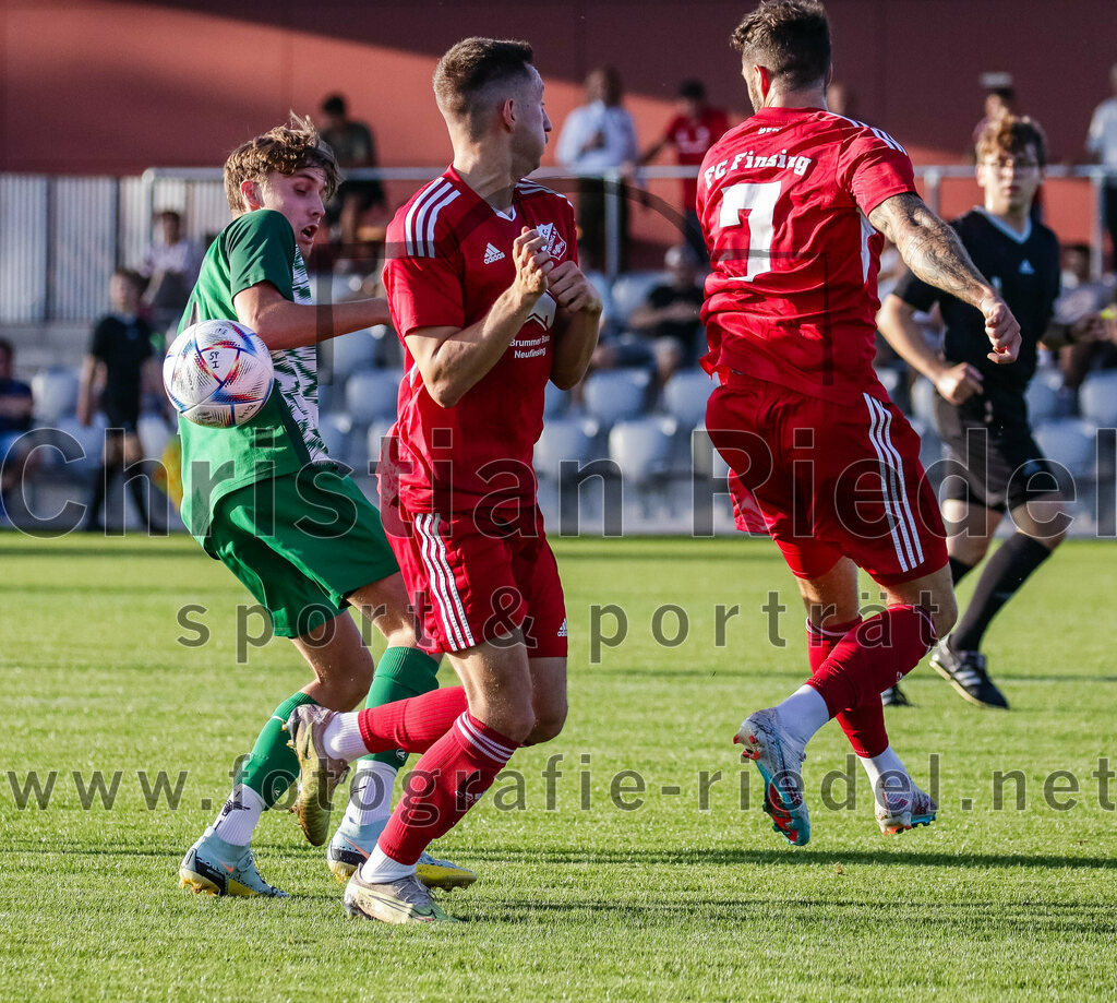 2023-08-11_030_FC_Finsing_gegen_SV_Eichenried | Finsing, Deutschland, 11.08.2023:
Fußball, Kreisliga 2023 / 2024, 4. Spieltag, FC Finsing gegen SV Eichenried, Endergebnis: 3:0

Nicolas Gruber (SV Eichenried, #7), Kilian Schmitt (FC Finsing, #8), Markus Rickhoff (FC Finsing, #7)

Foto: Christian Riedel / fotografie-riedel.net