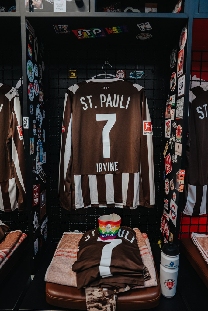 _STP6196 | Der offizielle Shop für FC St. Pauli Fotos. Wähle aus Spielszenen & Fanmomenten dein FCSP Wunschformat. Wir liefern Millerntor-Atmosphäre.