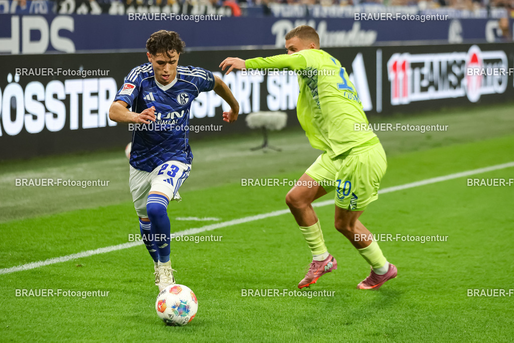 1_S04BER_20250801_4114.JPG -  - FC Schalke 04 - Hertha BSC Berlin - 2. Bundesliga | Gelsenkirchen, Deutschland, 01.08.25: Soufiane El-Faouzi (FC Schalke 04) und Michael Cuisance (Hertha BSC Berlin) im Kampf um den Ball waehrend des Spiels der 2. Bundesliga zwischen FC Schalke 04 - Hertha BSC Berlin in der Veltins-Arena am 01. August 2025 in Gelsenkirchen, Deutschland. (Foto von Stefan Brauer/Brauer-Fotoagentur)DFB/DFL REGULATIONS PROHIBIT ANY USE OF PHOTOGRAPHS AS IMAGE SEQUENCES AND/OR QUASI-VIDEO.