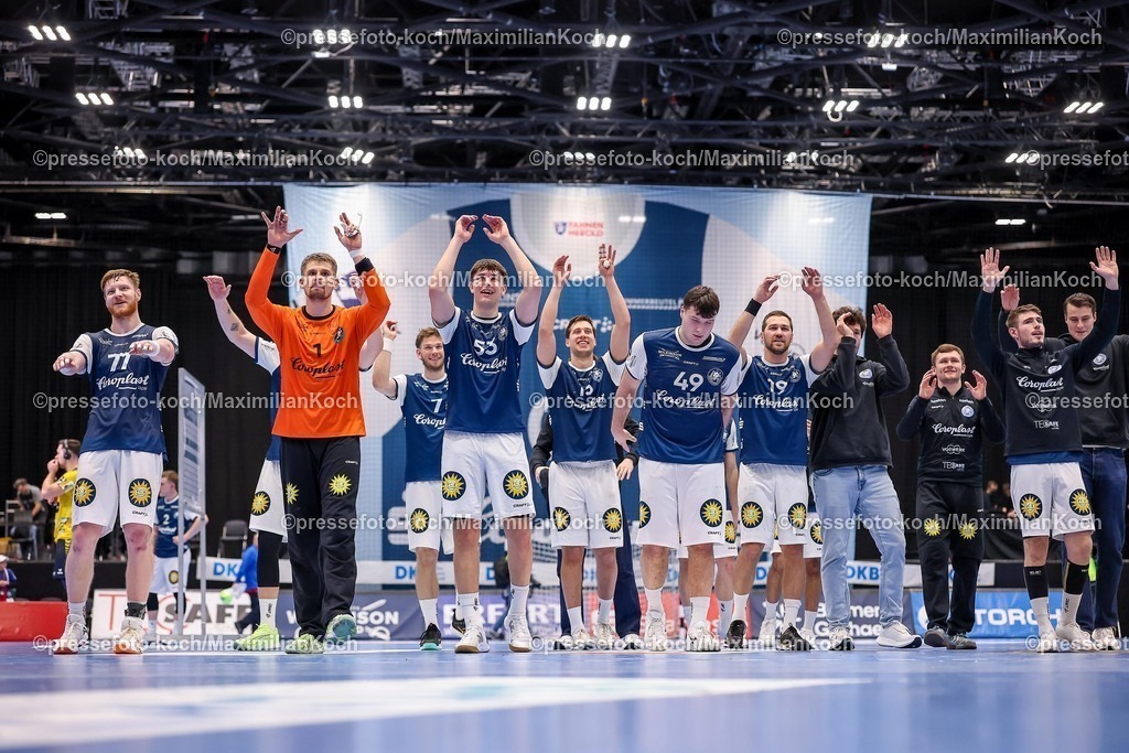 BHC16112501151 | 16.11.2025, Handball, HBL, Bergischer HC - Rhein-Neckar Löwen, Mitsubishi Electric HALLE Düsseldorf: Abschlussjubel nach dem Sieg des BHC - Nico Schöttle (BHC #08) Torhüter Christopher Rudeck (BHC #01) Soeren Steinhaus (BHC #53) Aron Seesing (BHC #49) Tomas Babak (BHC #19) 