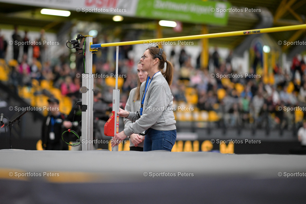 DM Halle 2026_Samstag-34 | 28.02.2026, xkaix, Leichtathletik Deutsche Meisterschaften Halle 2026,  v.l. Kampfrichterin beim Messen der Höhe - Realisiert mit Pictrs.com
