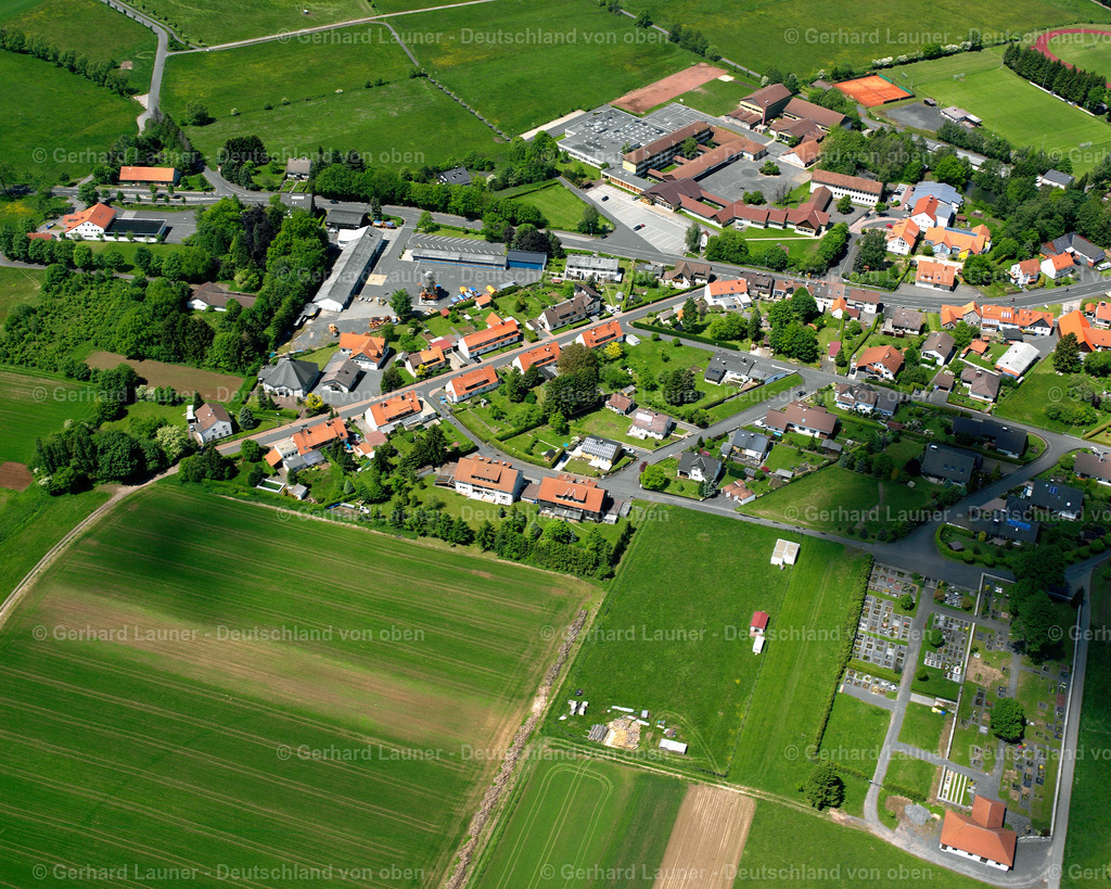2615363 | Grebenhain 09.06.2006 Landwirtschaftliche Nutzflächen und Feldgrenzen  umsäumen das Siedlungsgebiet des Dorfes in Crainfeld im Bundesland Hessen, Deutschland // Agricultural land and field boundaries surround the settlement area of the village  in Crainfeld in the state Hesse, Germany Foto: Gerhard Launer