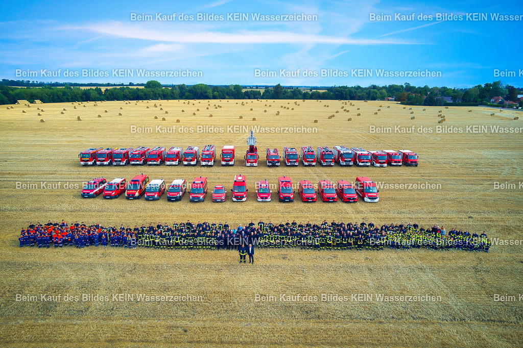 feuerwehr-börde-2_0020 | 

Bei diesem Fototermin kommen zahlreiche Kameradinnen und Kameraden mit ihren Einsatzfahrzeugen zu einem gemeinsamen Gruppenfoto zusammen. Rund 300 Feuerwehrleute und etwa 30 Einsatzfahrzeuge werden dabei aus der Luft fotografiert.

Die Aufnahme soll vor allem eines zeigen: die Menschen hinter der Feuerwehr. Menschen, die ihre Freizeit investieren, Verantwortung übernehmen und im Ernstfall für andere da sind.

Das Gruppenfoto wird hier als besonderes Erinnerungsstück angeboten. Wer selbst dabei war, kann sich sein persönliches Exemplar als hochwertiges Wandbild bestellen – zum Beispiel als Leinwand, Acrylglas oder Alu-Dibond. Auch für Feuerwehrhäuser, Gerätehäuser, Familien und Feuerwehrkameraden ist das Bild eine schöne Erinnerung an diesen besonderen gemeinsamen Termin.
 - Realisiert mit Pictrs.com