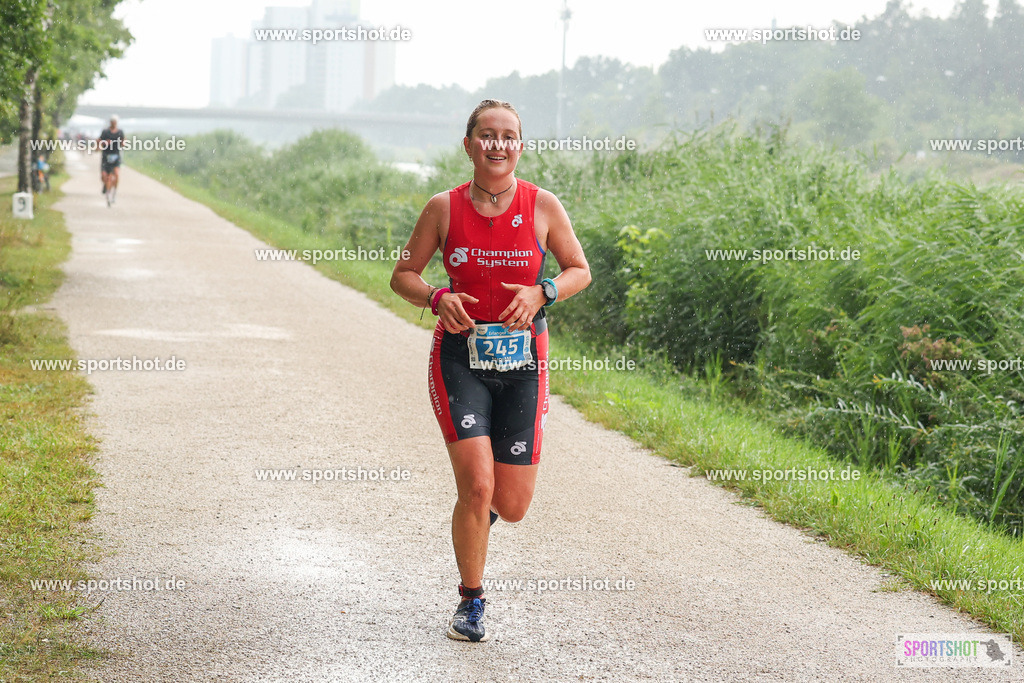 LUR_1367 | 34. M-net Erlanger Triathlon 2025 #erlangertriathlon  #mnettriathlon2025 #mnettriathlon #team #olympischedistanz #mitteldistanz #triathlon #maindonaukanal  #erlangertriathlon2025 #yourpictrs #tv1848 #tv1848erlangen  #triathlonbayern #sportinerlangen #demsportverbunden #sportshot_your_pictrs Copyright: www.sportshot.de