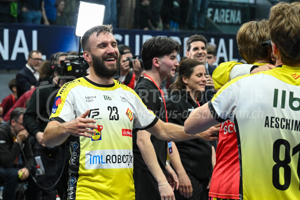 Zug United - HC Rychenberg - 25. April 2026 | Tobias Studer (#23 HC Rychenberg Winterthur) jubelt über den ersten Schweizer Meistertitel des Vereins am L-UPL Superfinal-Spiel zwischen Zug United und HC Rychenberg am 25. April 2026 in der BCF Arena, Fribourg, Schweiz.Bild: Sportfotografie Markus Aeschimann | www.markus-aeschimann.ch - Realisiert mit Pictrs.com