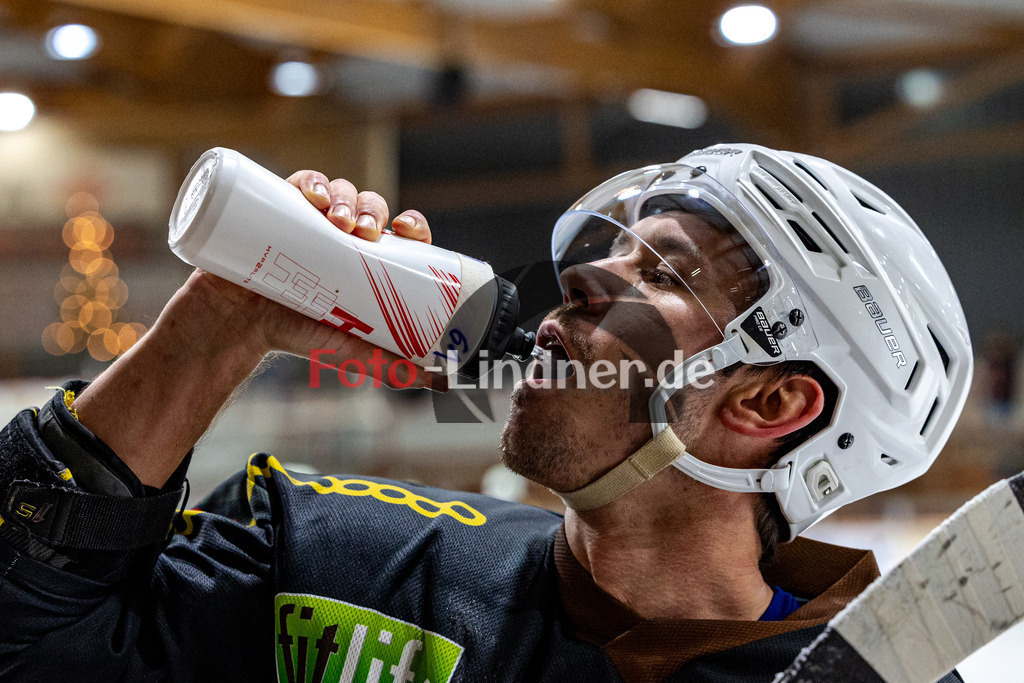 TSV Peißenberg Miners vs EA Schongau Mammuts | Eishockey Bayernliga 2023/2024, TSV Peißenberg Miners vs EA Schongau Mammuts, 20231215,
Martin ANDRÄ (Miners 29) beim Aufwärmen,
2023-12-15 in Peißenberg (Eisstadion)
29 Martin ANDRÄ (Miners 29)
Copyright: WolfgangxLindner foto-lindner.de