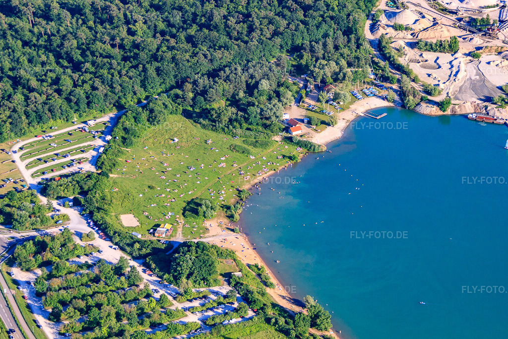 Luftbild: Mit Badgästen übersähte Liegewiese am Epplesee im Ortsteil Silberstreifen in Rheinstetten im Bundesland Baden-Württemberg in Deutschland. Foto: IMG_57935.jpg vom 16.06.2013 durch Werner Riehm/FLY-FOTO.deSitemap - rheinstetten.de