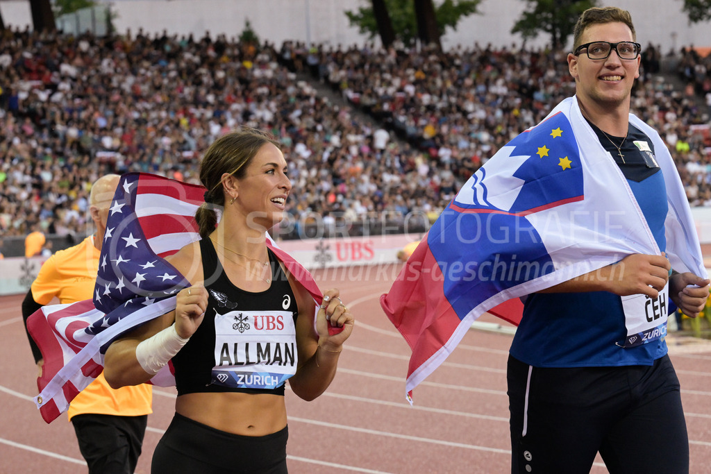 Leichtathletik: Weltklasse Zürich | 08.09.2022, Zürich, Letzigrund, Leichtathletik: Weltklasse Zürich, ALLMAN Valarie (USA), Siegerin im Diskuswerfen der Frauen und CEH Kristjan (SLO), Sieger im Diskuswerfen der Männer auf der Ehrenrunde. - Realisiert mit Pictrs.com
