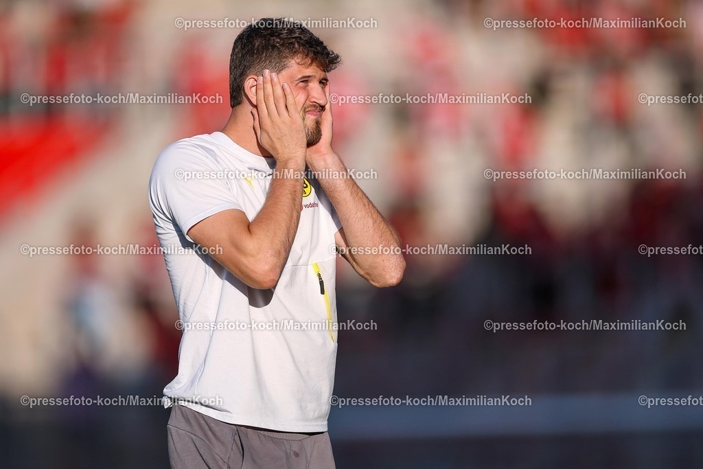 DFB18082501002 | 2025.08.18, Fußball, 1.Runde DFB-Pokal, Rot-Weiss Essen - Borussia Dortmund, Stadion Hafenstraße, Saison 2025 2026: Torwart Gregor Kobel&nbsp;(BVB #01) unzufrieden bei der Platzbegehung DFB regulations prohibit any use of photographs as image sequences and or quasi-video.