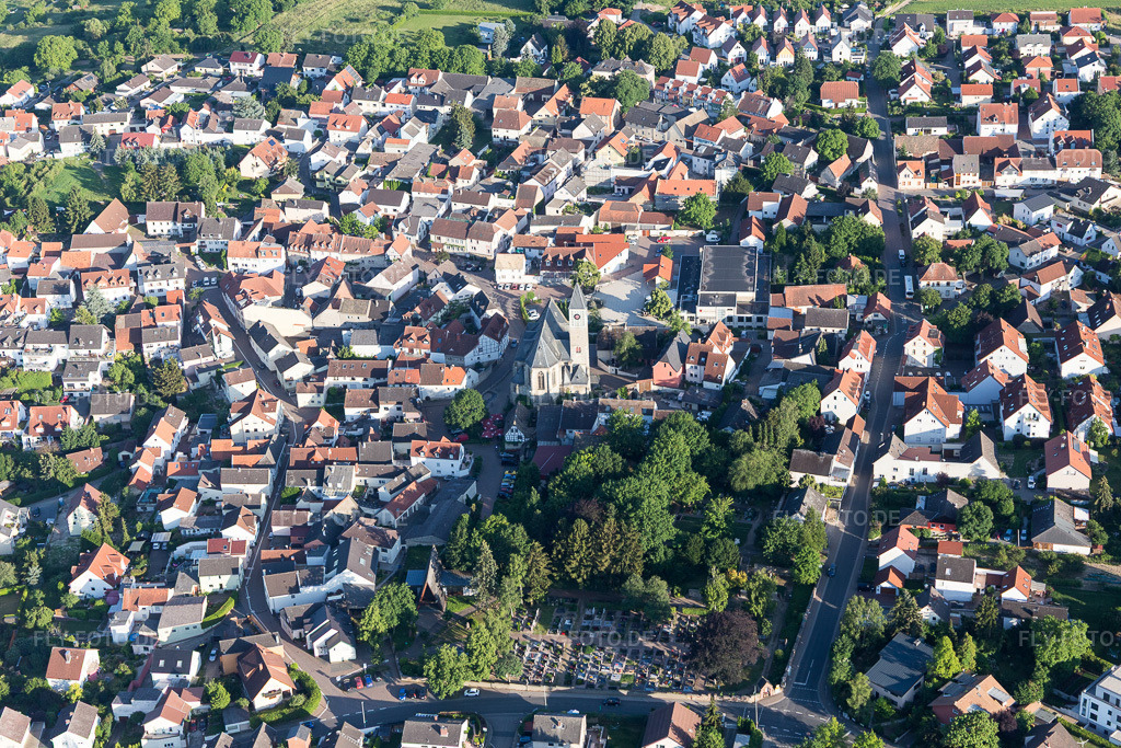 Luftbild: Katholischen Kirche im Ortszentrum in Zornheim im Bundesland Rheinland-Pfalz in Deutschland. Foto: IMG_107635.jpg vom 03.06.2018 durch Werner Riehm/FLY-FOTO.de