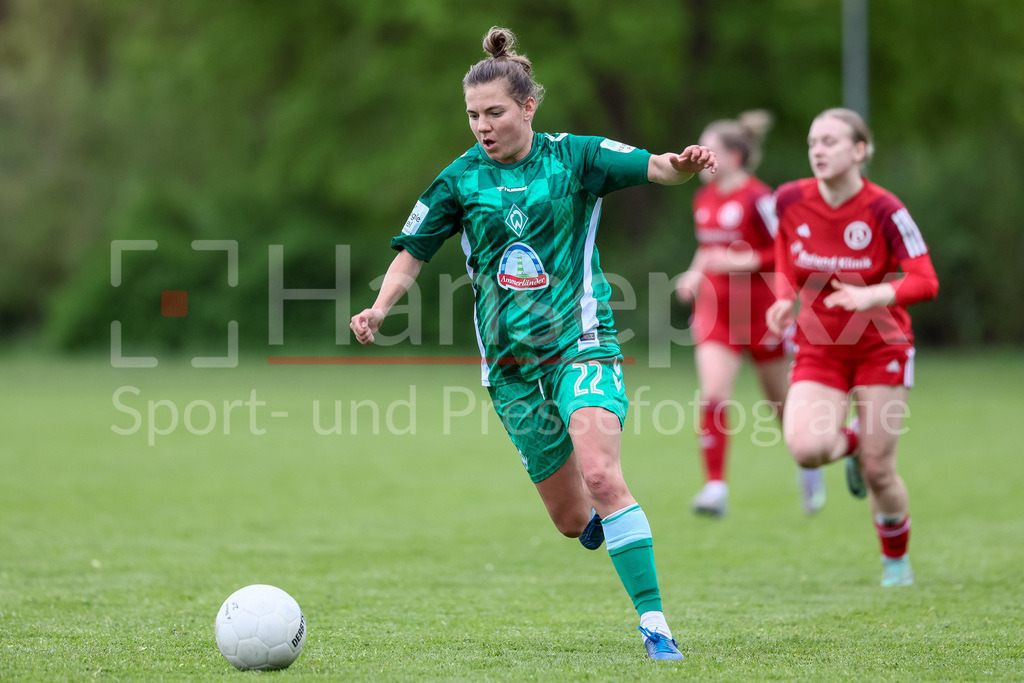 Fussball, Testspiel Frauen, ATS Buntentor - SV Werder Bremen | v.li.: Rieke Dieckmann (SV Werder Bremen, 22) am Ball, Einzelbild, Ganzkörper, Aktion, Action, Spielszene