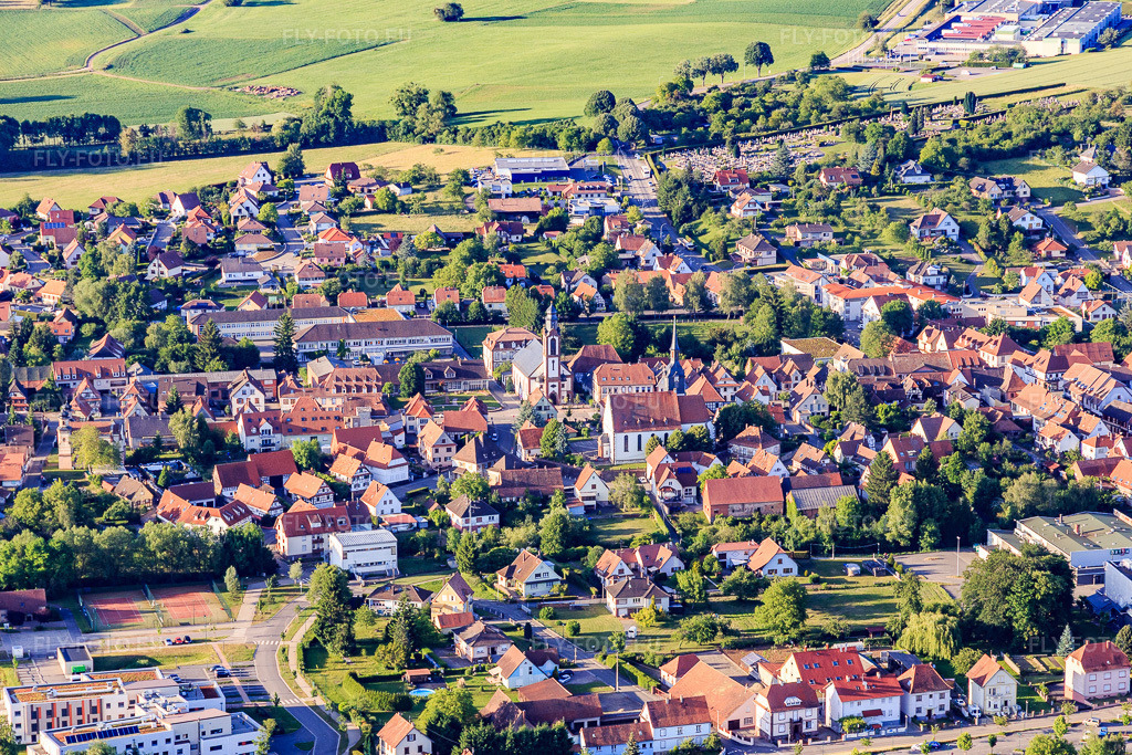 Vue aérienne: Vue de la ville depuis le sud à Soultz-sous-Forêts dans le département Bas Rhin, France – .Photo: IMG_100827.jpg prise le 08/06/2017 par Werner Riehm/FLY-FOTO.eu – Résolution de l'original: 5217 x 3478 px