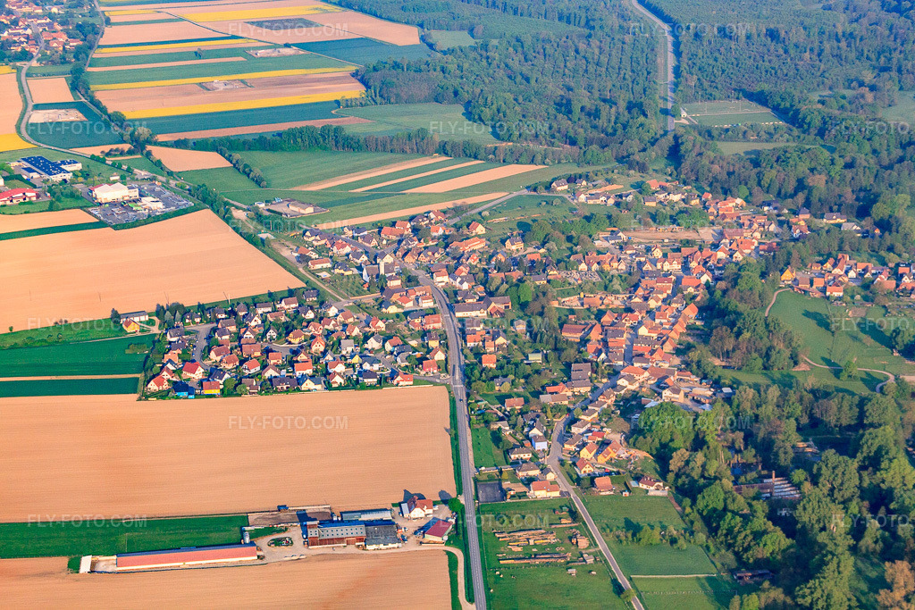 Aerial view: View of the town from the east in Scheibenhard in the state Bas-Rhin, France. – Photo: IMG_40342.jpg taken on 04/22/2011 by Werner Riehm/FLY-FOTO.com – Resolution of the original: 4752 x 3168 px