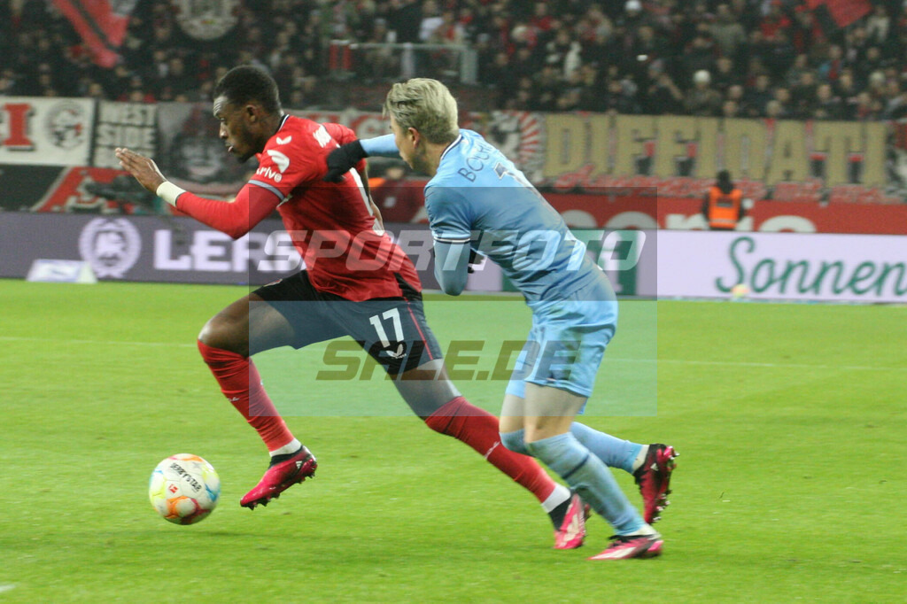 Bayer 04 Leverkusen - VFL Bochum 1848 | Callum Hudson-Odoi von Takuma Asano verfolgt - © Sportfoto-Sale (MK - Realisiert mit Pictrs.com