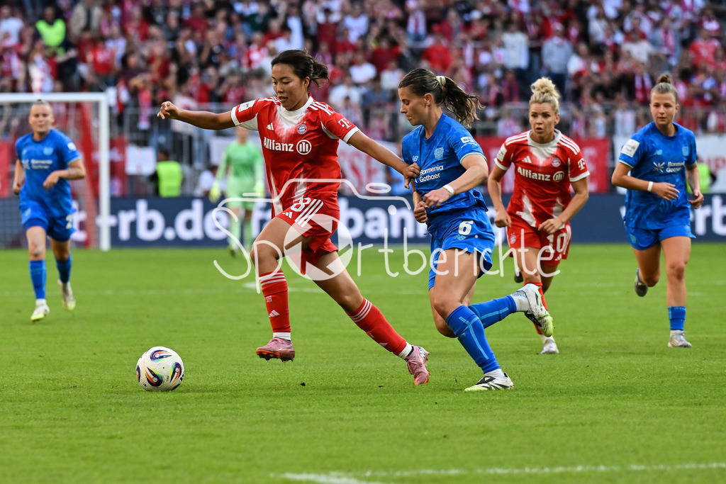 FC Bayern München - Bayer 04 Leverkusen | im Duell Momoko TANIKAWA (FC Bayern Frauen 18) und Katharina PILJIC (Bayer Leverkusen Frauen 6) / Zweikampf / Google Pixel Frauen-Bundsliga: FC Bayern München - Bayer 04 Leverkusen; Allianz Arena am 06.09.2025