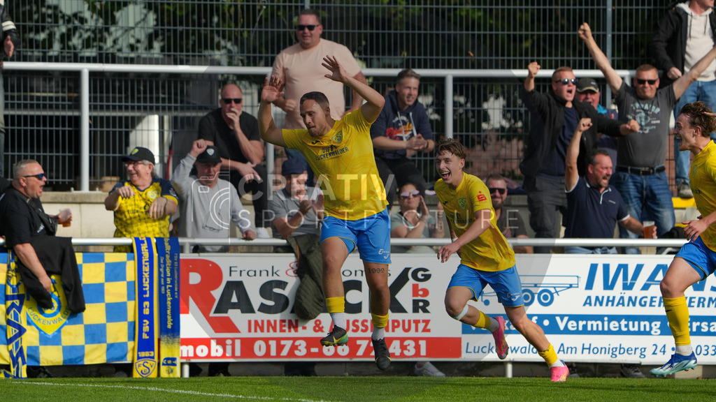 Fußball, Herren, Saison 2025/2026, Regionalliga Nordost, 10. Spieltag, FSV 63 Luckenwalde vs. BSG Chemie Leipzig, Samstag 27.09.2025, Werner-Seelenbinder-Stadion Luckenwalde, | Fußball, Herren, Saison 2025/2026, Regionalliga Nordost, 10. Spieltag, FSV 63 Luckenwalde vs. BSG Chemie Leipzig, Samstag 27.09.2025, Werner-Seelenbinder-Stadion Luckenwalde, Im Bild: Lucas Will jubelt artistisch über sein Tor. - Realisiert mit Pictrs.com