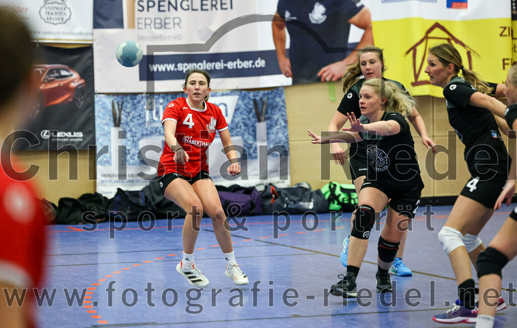 2022-12-04_051_SV_Anzing_gegen_TSV_Uebersee | Anzing, Deutschland, 04.12.2022:
Handball, Bezirksliga 2022 / 2023, 8. Spieltag, SV Anzing gegen TSV Übersee, Endergebnis: 29:24

Louisa Böhm (SV Anzing, #4), Kristina Hilz (TSV Übersee, #2), Theresa Widmann (TSV Übersee, #4)

Foto: Christian Riedel / fotografie-riedel.net