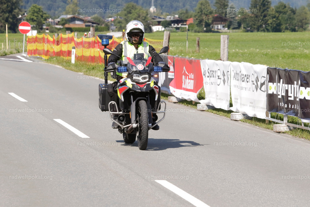 1165_20230817_Bewerb_Maenner_Muehlanger | AUT - OESTERREICH, 2023-08-16: SPORT RENNRAD-FAHREN - 55. INTERNATIONALER RADWELTPOKAL IN ST. JOHANN IN TIROL  - Vintage-Radrennen mit WM-Bronze-Medaillen-Siegerin Christina Schweinberger, den Teilnehmer und Alexander Baumann (vom Orginastions-Team) - TAG 2 BEWERB MAENNER IN SECHS GRUPPEN  ; Foto: Roland Muehlanger