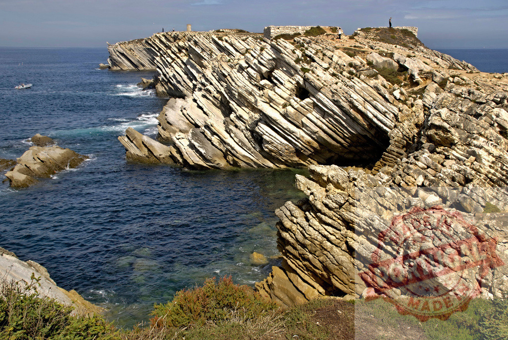 Papoa peninsula coastline with tilted rock strata | Papoa peninsula cliff showing unique geological formations and ocean waves - Realisiert mit Pictrs.com